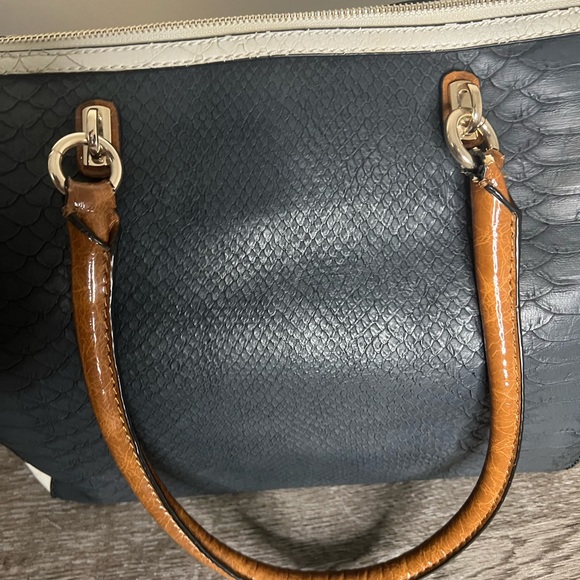 GUESS Satchel Handbag - Picture 8 of 11